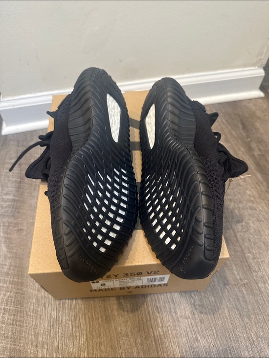 Yeezy Boost 350 V2 Onyx Size 8 NWT